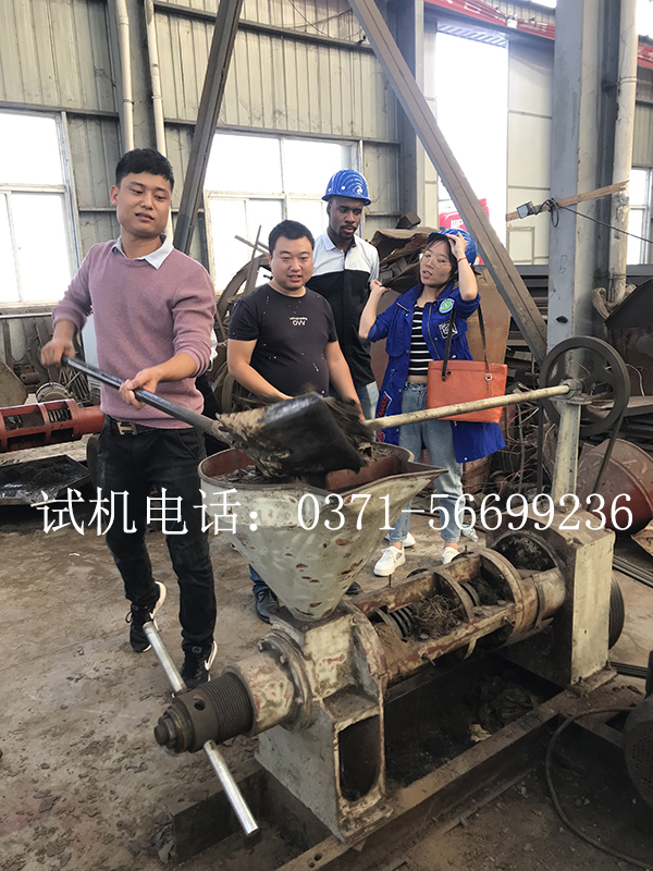 榨油機(jī)價(jià)格是首要關(guān)注對(duì)象嗎(圖3) 客戶(hù)試機(jī)螺旋榨油機(jī)